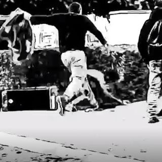Nel fermo immagine, il momento in cui uno dei soggetti coinvolti nella violenta lite sta sferrando un calcio in pieno stomaco all'avversario riverso a terra
