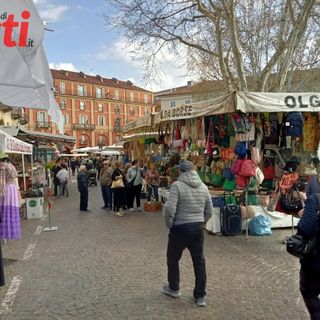 Asti torna a colorarsi con la Fiera di Primavera. Fino al tramonto 300 bancarelle