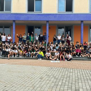 Il gruppo di studenti con autorità rotariane e locali