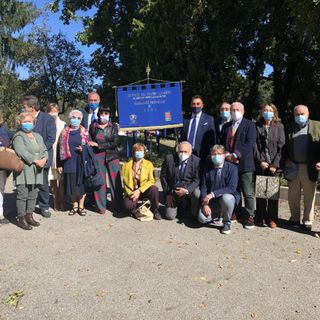 I soci di Asti del Nastro Azzurro intorno al Labaro della Federazione
