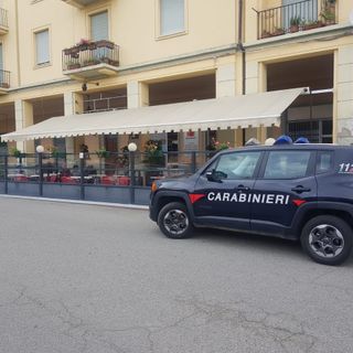 A Moncalvo 5 giovani durante una rissa si tirano anche le sedie del bar. Denunciati dai carabinieri