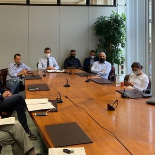 Al centro il presidente della Provincia Paolo Lanfranco, a destra, in secondo piano, il dirigente ai trasporti della Provincia Roberto Imparato, il dirigente Angelo Marengo, in prima linea il vicepresidente della Regione Piemonte Fabio Carosso, il vicepresidente della Provincia di Asti Francesca Ragusa, il consigliere provinciale Andrea Gamba, a sinistra, l’assessore ai Trasporti della Regione Piemonte Marco Gabusi, il consigliere provinciale Ivan Ferrero, il responsabile Servizio Trasporti della Provincia Mauro Rolla