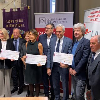 La consegna degli assegni