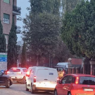 Auto in coda per immettersi in corso Don Minzoni