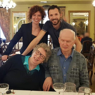 Franco Perosino e la moglie Elga con i figli