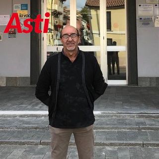 Franco Rotunno di fronte alla scuola nicese in cui lavora come operatore scolastico