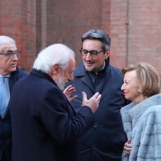 Giovanni Ferrero e la madre Maria Franca Fissolo. Con loro il presidente di Ferrero Italia Bartolomeo Salomone e il senatore albese Tomaso Zanoletti