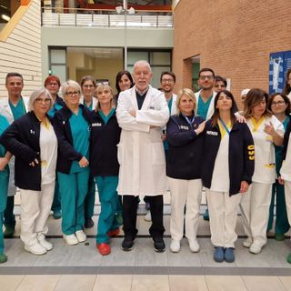 Il dottor Grassini con lo staff del reparto da lui diretto