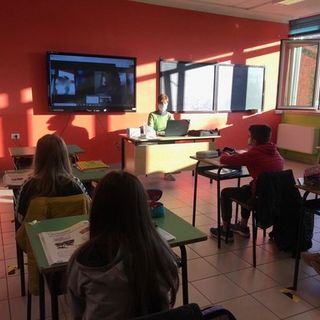 Lezione scolastica con mascherine