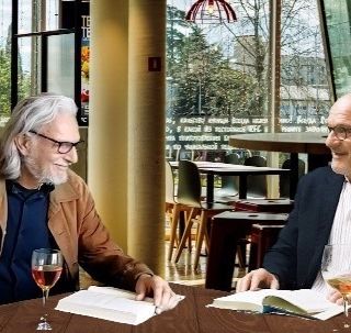 Claudio Bisio e Gigio Alberti alle prese con la più cruciale delle domande: “Ma tu sei felice?”