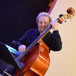 Un'immagine di Giorgio Pettenuzzo con il suo ultimo strumento (foto scelta dalla famiglia)