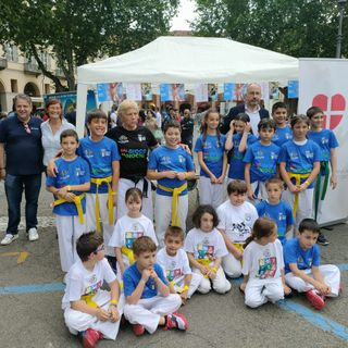 Nella foto il gazebo della Fondazione, in piazza Alfieri, in occasione della Giornata nazionale dello Sport, con Neri Baglione, il sindaco Rasero, gli assessori, i volontari della Fondazione e un gruppo giovani sportivi