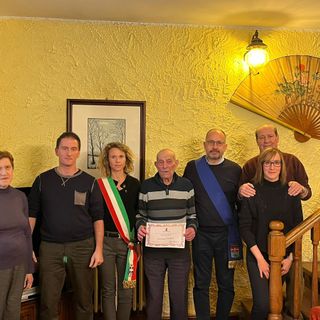 Giovanni Furia con i familiari, il presidente Rasero e la vicesindaco Stefania Morra
