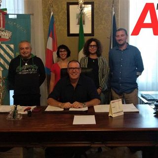 Foto d'insediamento, risalente al 2019, della giunta costigliolese. Laura Bianco, alla sinistra del sindaco, è l'unico assessore che ha mantenuto l'incarico