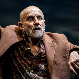 Una foto di scena di Giuseppe Cederna (ph. Matteo Groppo per Teatro Cristallo)
