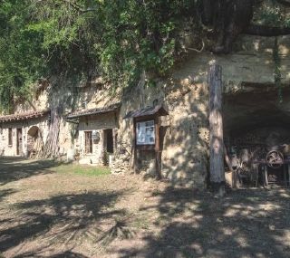 Camminata e visita alle Case Grotta di Mombarone in favore dell'Apistom