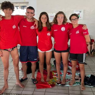 Tommaso Dadone (primo a sinistra) con alcuni compagni di squadra