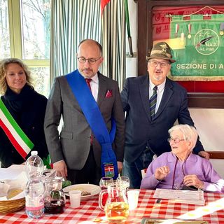 Nella foto con la neo centenaria le autorità intervenute e Fabrizio Pighin, Presidente Associazione Nazionale Alpini di Asti