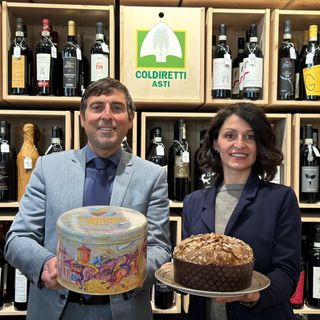 Diego Furia e Monica Monticone con il panettore &quot;firmato&quot; dall'artista astigiano