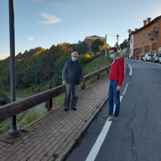 il presidente della Provincia di Asti Paolo Lanfranco con il sindaco di Cisterna Renzo Peletto sul tratto interessato dal cedimento della S.P. 12