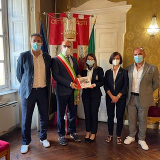 Il momento della consegna del libro “Insieme per la città” da parte del sindaco