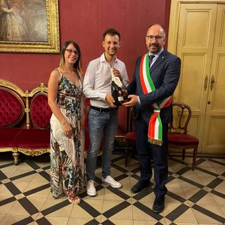 Il sindaco Rasero ritratto con gli sposi