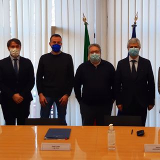 Foto di gruppo per i firmatari del protocollo contro il caporalato agricolo