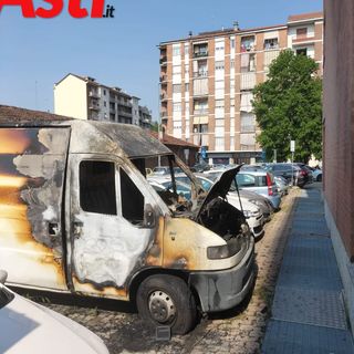 Furgone in fiamme in vicolo Goito ad Asti, il fumo fa scattare l'allarme in un palazzo vicino