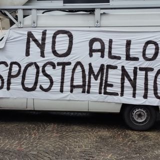 Al mercato tornano gli striscioni di protesta: "Avevamo chiesto il format ad anello fino al 24 dicembre",