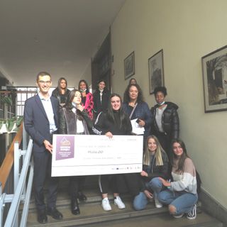 Il presidente Lanfranco con alcuni ragazzi e ragazze delle classi vincitrici