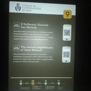 Alcuni dei cartelloni con stampati i QR code grazie ai quali si può accedere a contenuti interattivi