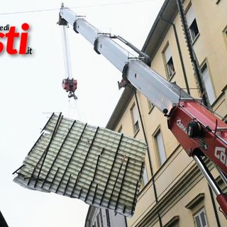 Il lungo e delicato Intervento per rimuovere la tettoia divelta dal vento in via XX Settembre