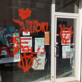 La sede del Pd vandalizzata