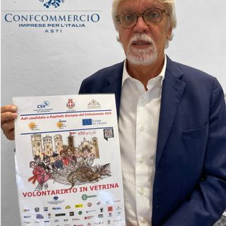 Il direttore di Confcommercio Claudio Bruno con la locandina dell'iniziativa