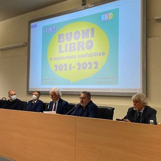 Un immagine della consegna dei &quot;buoni libro&quot;