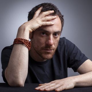 Elio Germano, Segnali d'allarme