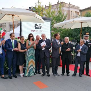 Foto di gruppo per vertici Pegaso e autorità al termine dell'evento di sabato in piazza Ferrero