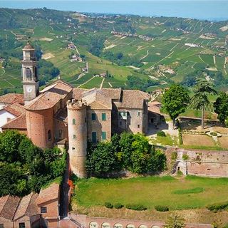 Il bellissimo borgo di Calosso, sede della Fiera del Rapulè