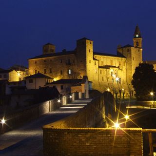 Una suggestiva immagine notturna del castello di Monastero Bormida