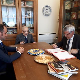 Il presidente di Coldiretti Asti, Marco Reggio, sigla l'accordo con il Cavalier Flavio Repetto
