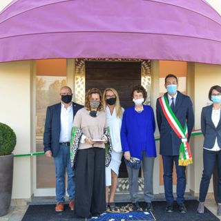 Nella foto, da sinistra a destra: Mauro Badini, Leonise e Orietta Scagliola con la madre Ornella, il sindaco di Canelli, Paolo Lanzavecchia e Serena Pascali Bandini