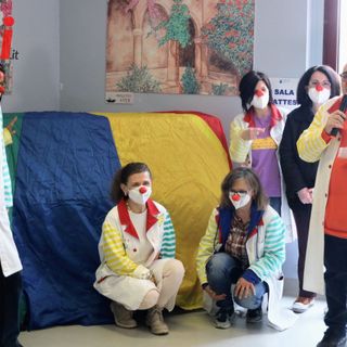 Beppe Pellitteri ultimo a destra, durante la donazione di un pianoforte all'Oncologia di Asti