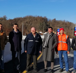 Foto di gruppo a margine dell'inaugurazione del ponte sostitutivo sulla SP 59