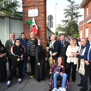 Varie immagini (le restanti a fine articolo) della scopertura targa nella via intitolata a suor Palmira