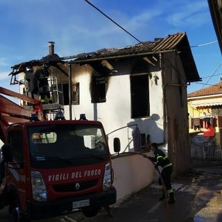 Quel che resta dell'abitazione dopo lo spegnimento delle fiamme