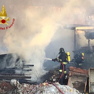 Vigili del fuoco impegnati nello spegnimento del capanno
