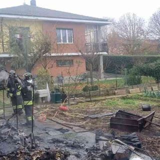 Buttigliera: incendio in un ricovero attrezzi in cui erano custodite anche tre bombole Gpl