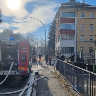 Veicolo in fiamme in un'autorimessa di via Conte Verde [GALLERIA FOTOGRAFICA]