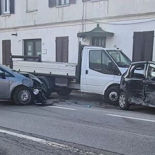 Incidente con feriti, in tarda mattinata, tra due auto e un furgone in località Sessant