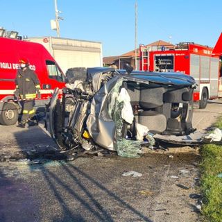 Villanova d’Asti, auto ribaltata dopo un incidente all’incrocio per Valfenera